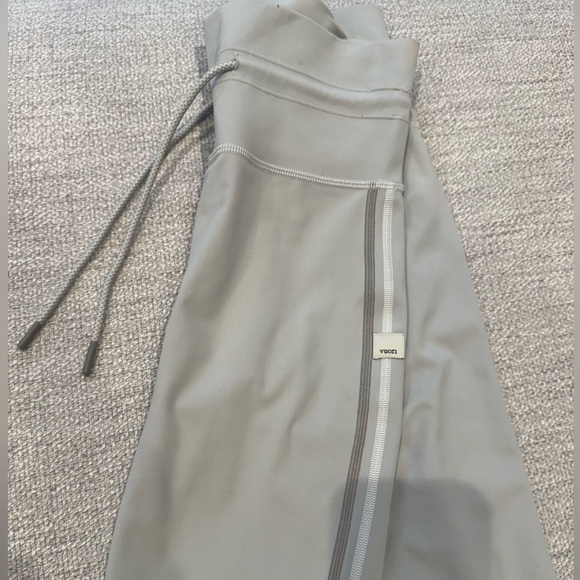 Vuori Women's Soft Gray High-Waisted Leggings - Picture 10 of 10